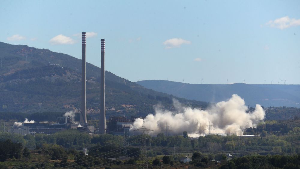 Momento del derribo de las torres de la central térmica de Compostilla II. | César Sánchez (Ical)