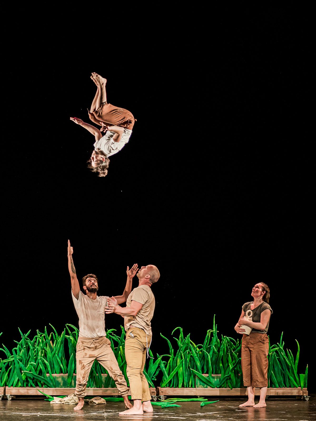 Una escena del espectáculo de danza y artes circenses, ‘Arrós’, de la compañía valenciana de Anna Mateu. | GABY MERZ