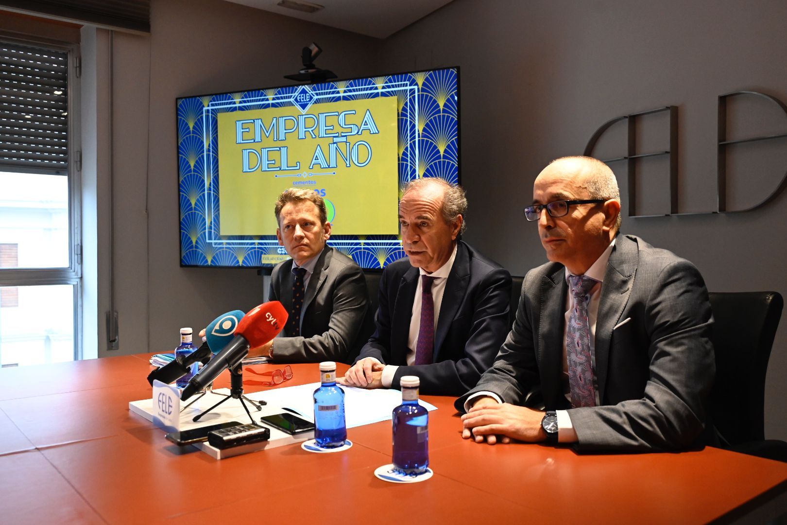 Directivos de la FELE y director de Cosmos en la rueda de prensa donde se dio a conocer el galardón. | SAÚL ARES