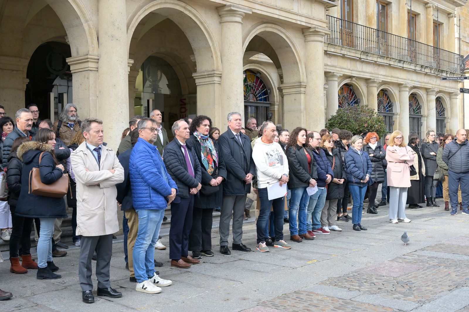 Concentración este viernes en la Plaza de San Marcelo, junto al Ayuntamiento. MAURICIO PEÑA