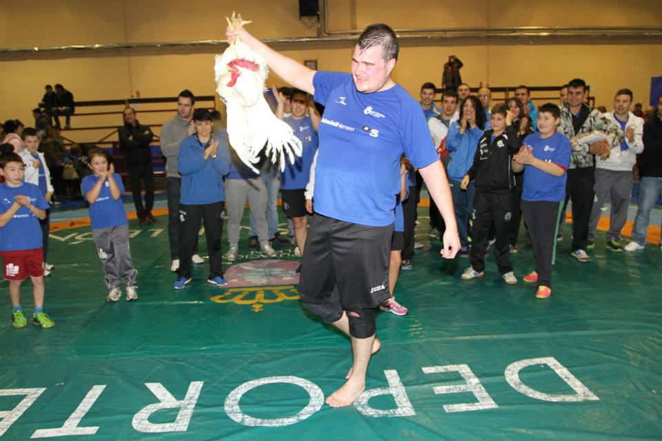 Abel Isaí Cabero con el gallo de vencedor para la Ribera el último año que lo lograron, en 2013. | MAURICIO PEÑA