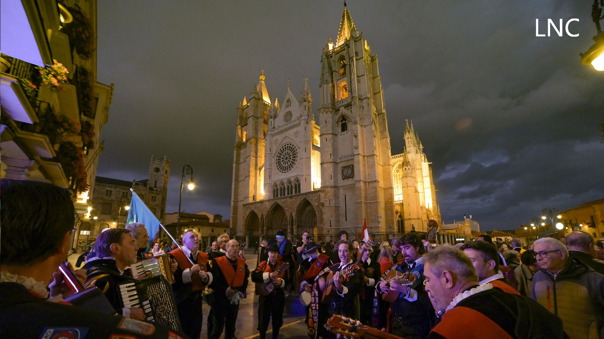 Más de 600 tunos hacen ronda por la calles de León