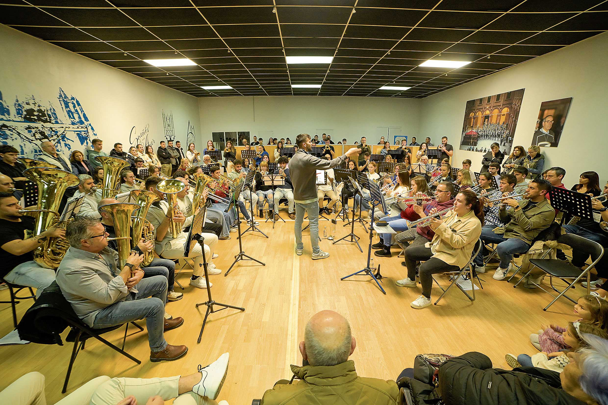 La Bienaventuranza presentó este viernes el local, con un ensayo dirigido por su director musical, Sergio de Juan. | MAURICIO PEÑA