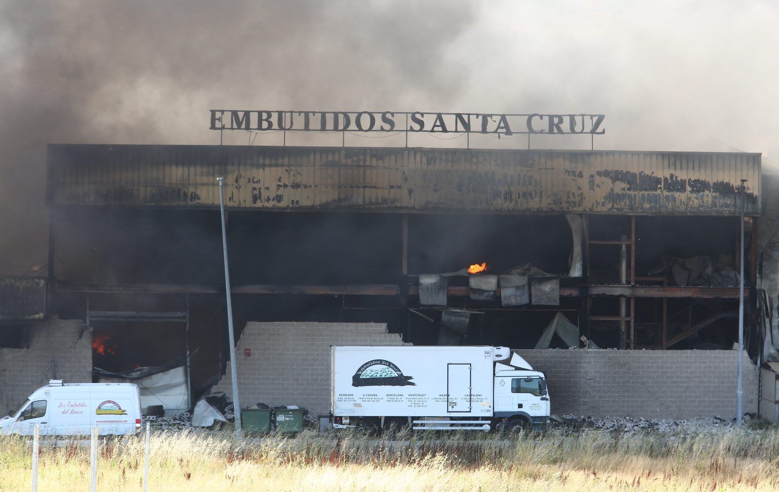 Incendio de la nave de Embutidos Santa Cruz en el Polígono Industrial de Bembibre. | C.S. (ICAL)