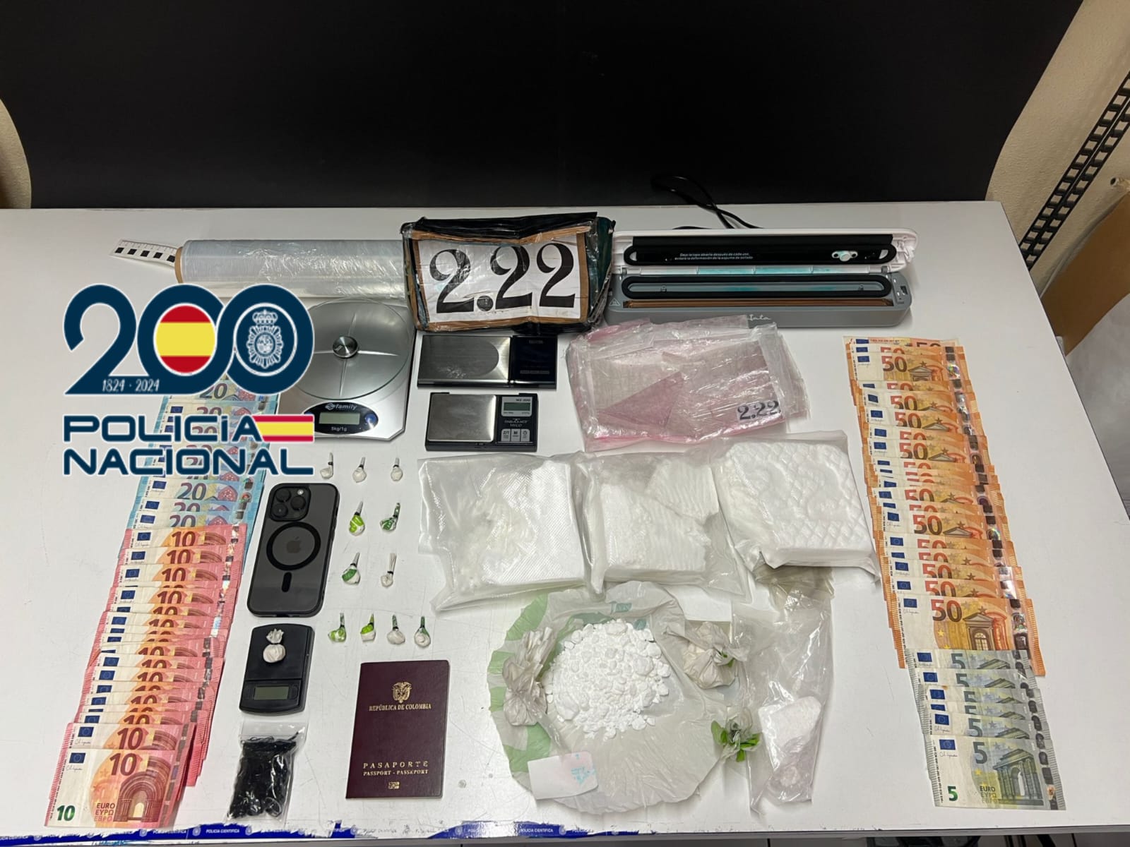 Los agentes intervinieron un kilo y medio de cocaína y 12 dosis preparadas en bolsitas, entre otros efectos. LNC