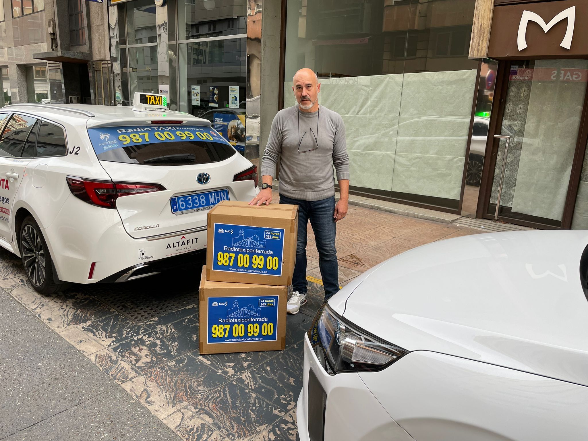 La iniciativa de los taxistas ponferradinos de recoger donaciones y trasladarlas al complejo Lydia Valentín está teniendo una enorme aceptación. | L.N.C.