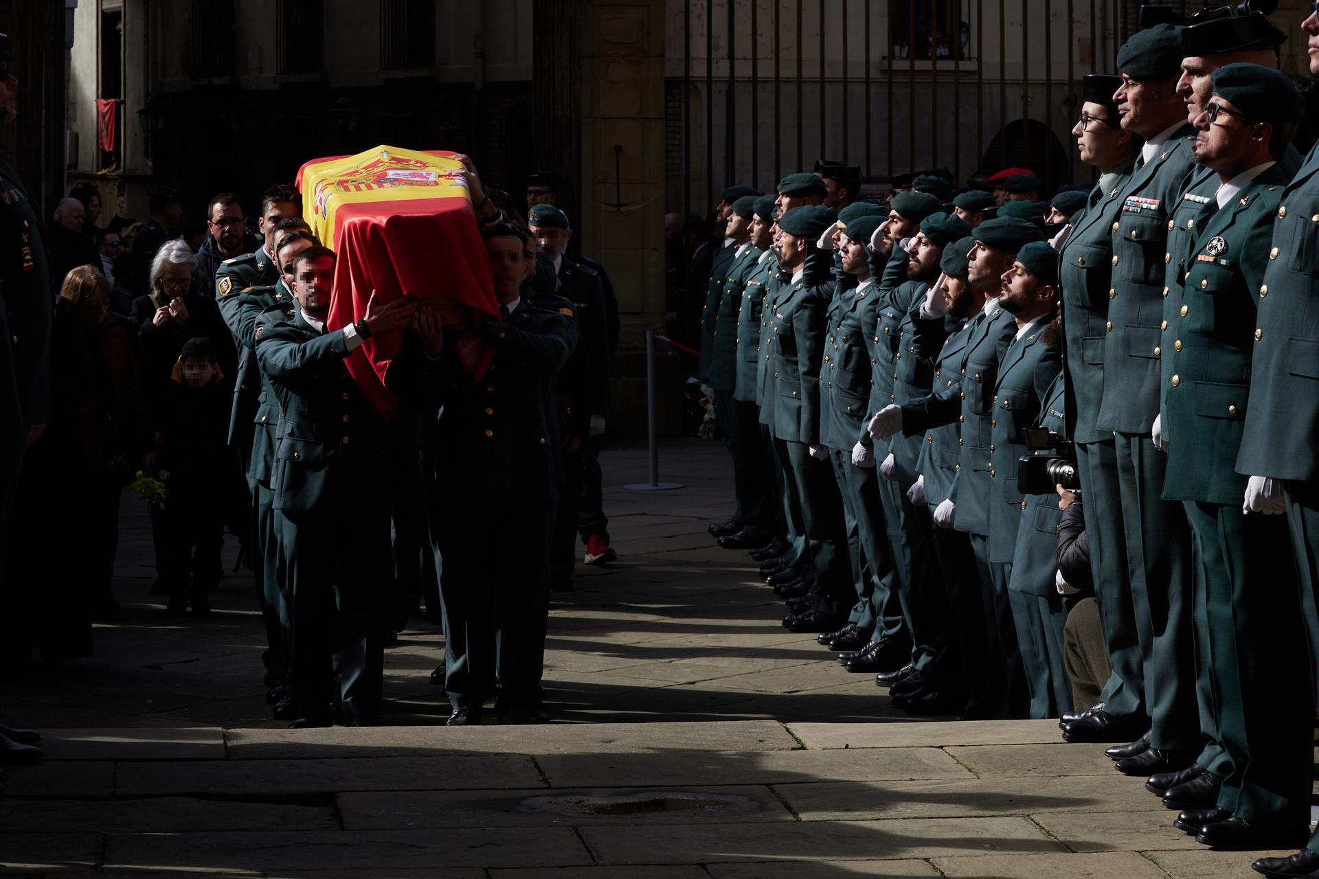 Varios guardias civiles llevan el féretro a la Catedral de Pamplona durante el funeral de uno de los guardias civiles fallecidos en Barbate . EUROPA PRESS