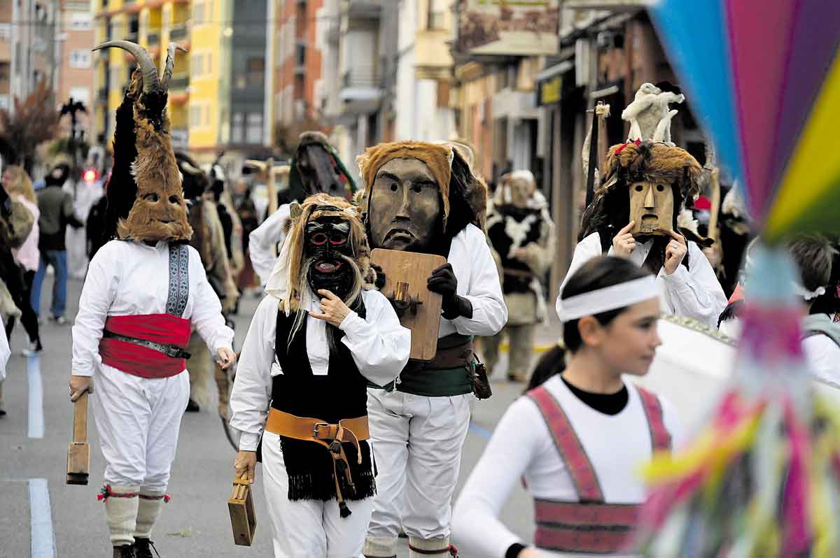 Participantes en el desfile de este sábado. SAÚL ARÉN