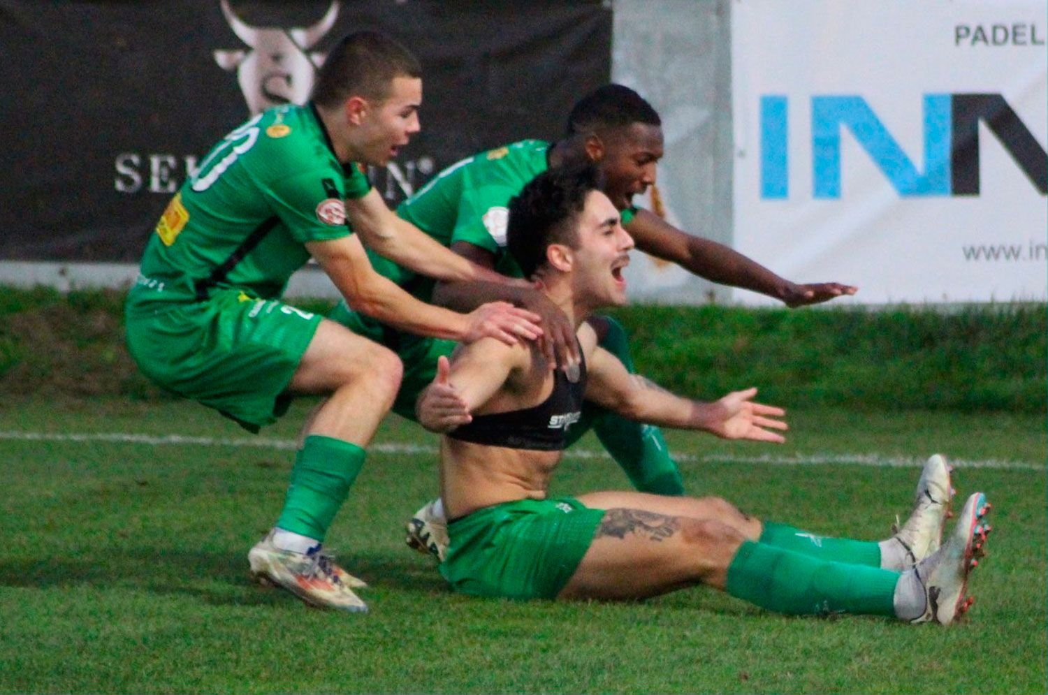 Jesu celebra el gol que daba el triunfo al Astorga frente a La Virgen.  ATLÉTICO ASTORGA