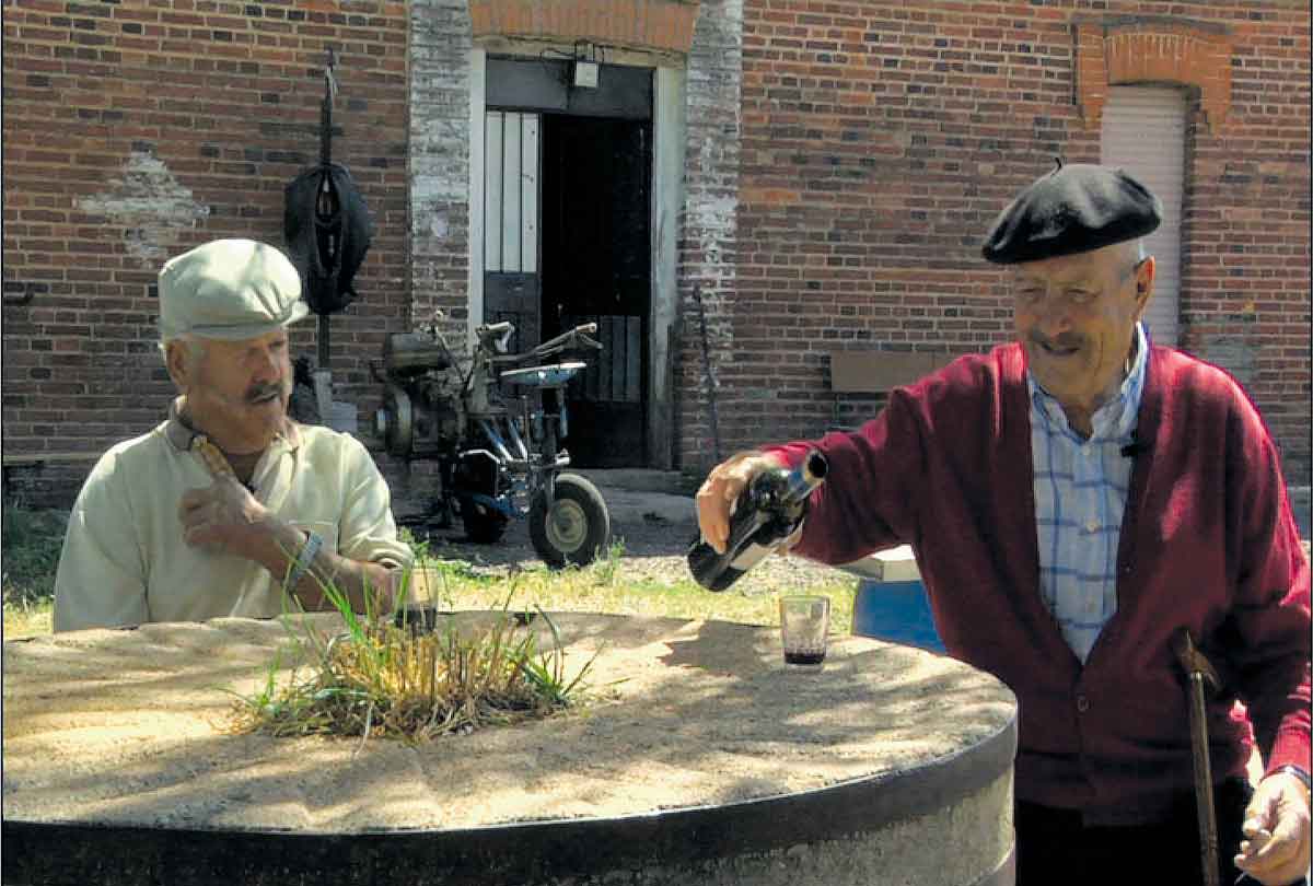 Dos de los famosos molineros de Carbajosa, Emiliano y Cástor, excelentes conversadores, en una escena del documental ‘Historias de los aluches’. ARMONÍA FILMS