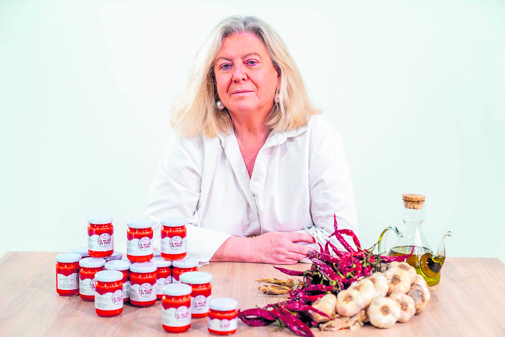 Rosa Rodríguez posando con los ingredientes que emplea para la elaboración de su salsa picante ‘La mujer de Pepe’. L.N.C.