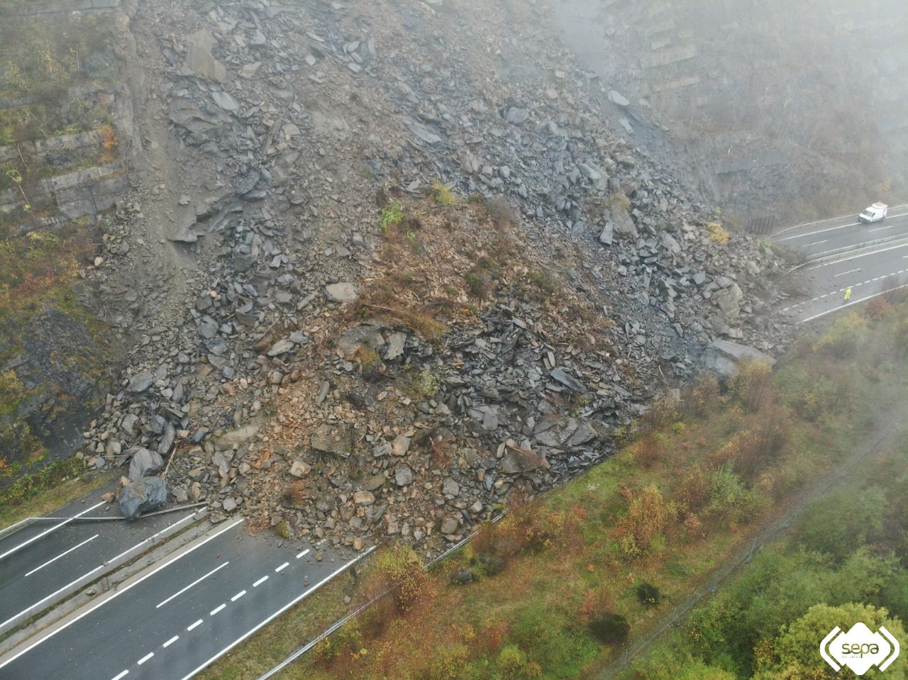 Imagen aérea del derrumbe en la AP-66 | 112 ASTURIAS