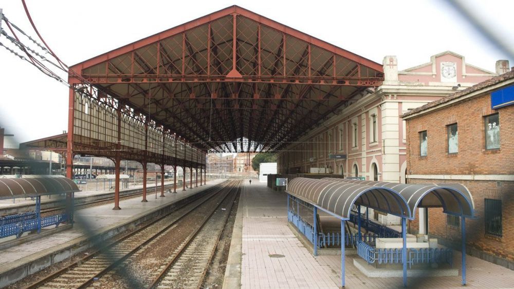 Imagen de archivo de la antigua estación de Renfe en León, donde se podrá ver la exposición. MAURICIO PEÑA