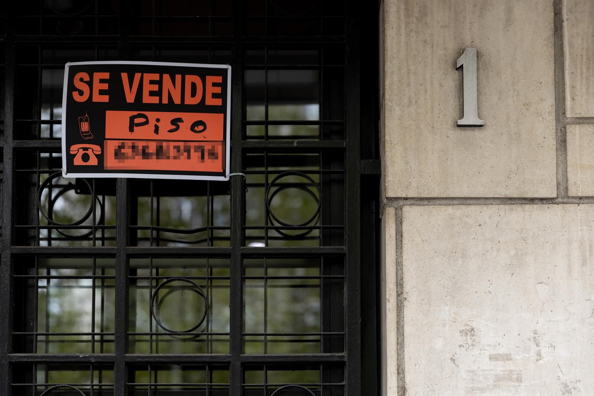  Vista de un cartel de 'Se vende' en un portal de un edificio en una imagen de archivo. | EUROPA PRESS