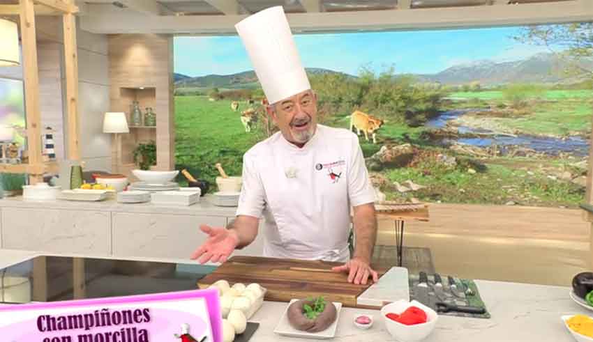 El cocinero vasco con el paisaje leonés de fondo. L.N.C.