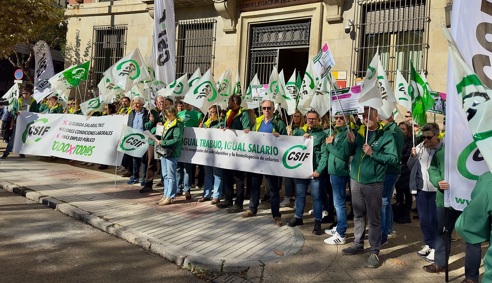 Un instante de la concentración de CSIF frente a la Subdelegación del Gobierno. | J. A.