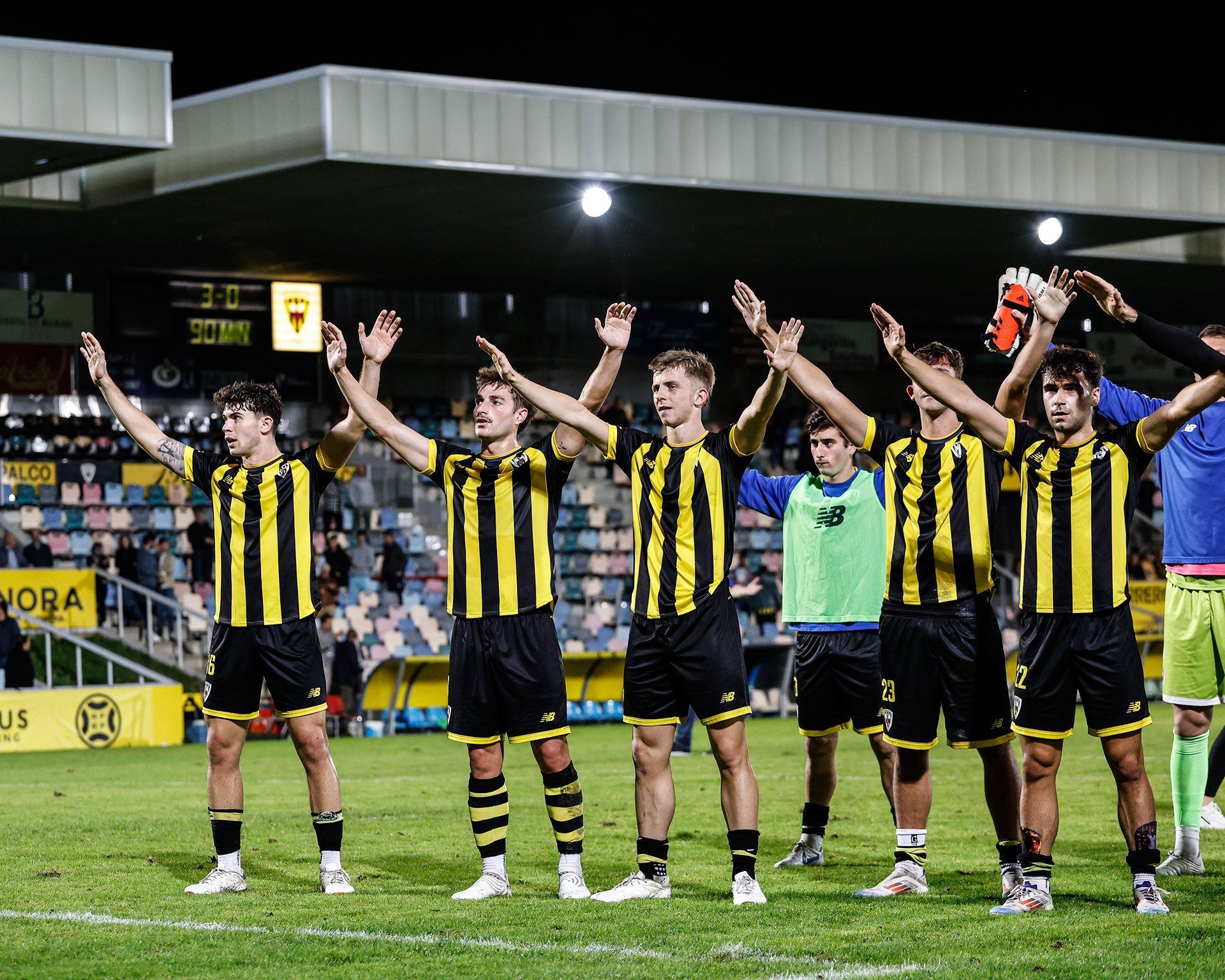 Imagen de la plantilla al finalizar un partido en Lesesarre.  BARAKALDO