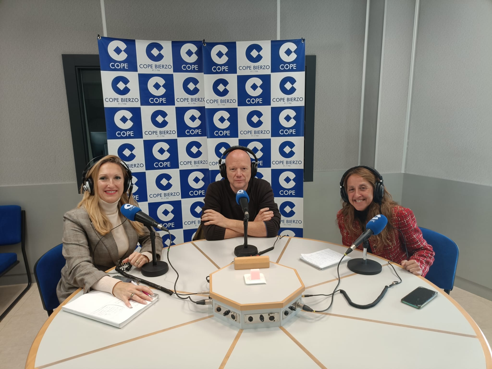 Pablo Linares en los estudios de Cope Bierzo con Nuria González y Mar Iglesias.