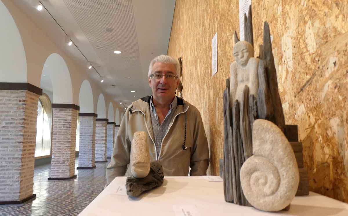 Entre 'pétalos blancos', la caracola del artista parece poner voz a los vientos del mar. GREGORIO FERNÁNDEZ CASTAÑÓN