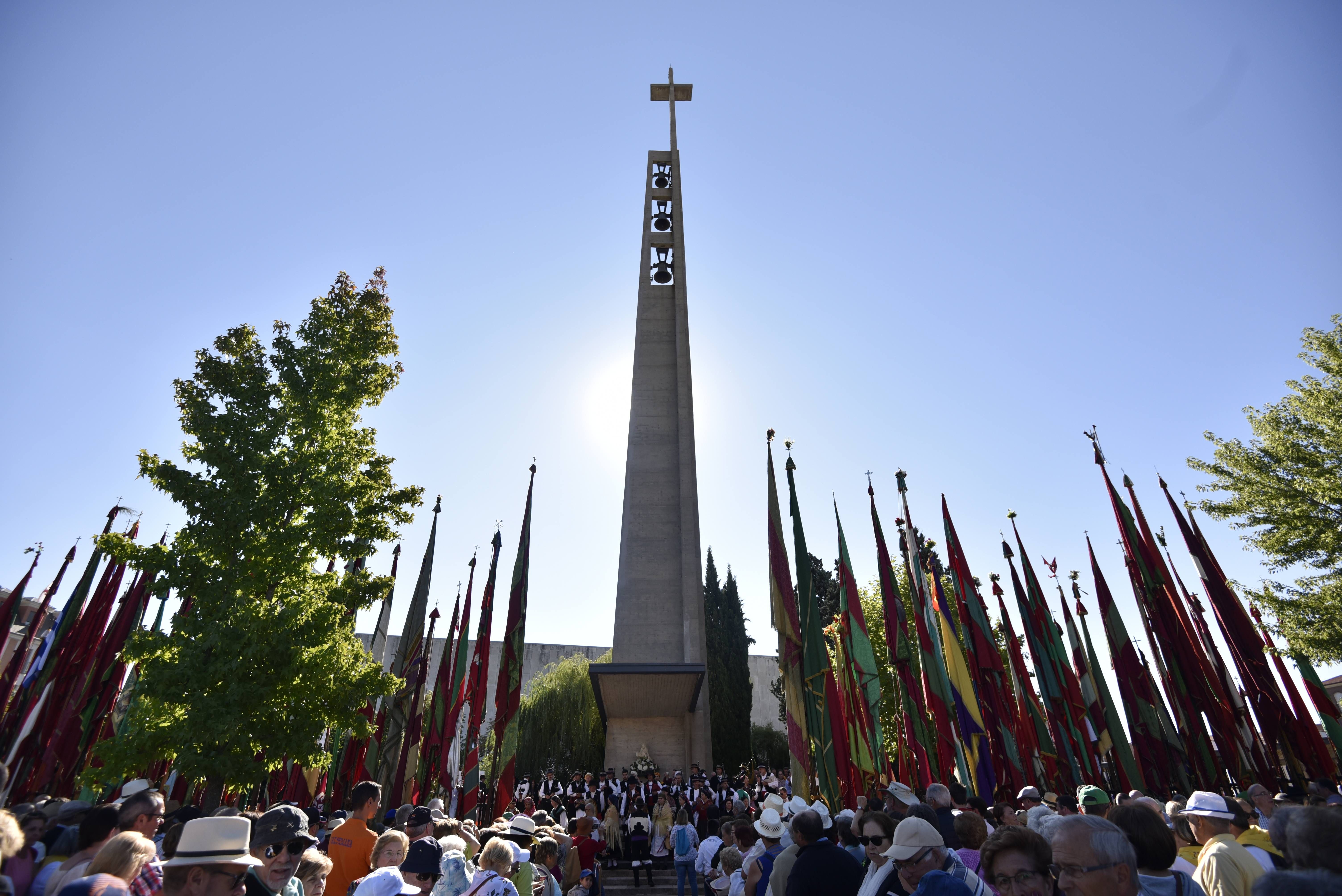 Desfile de  pendones en la multitudinaria romería de San Froilán.| SAÚL ARÉN