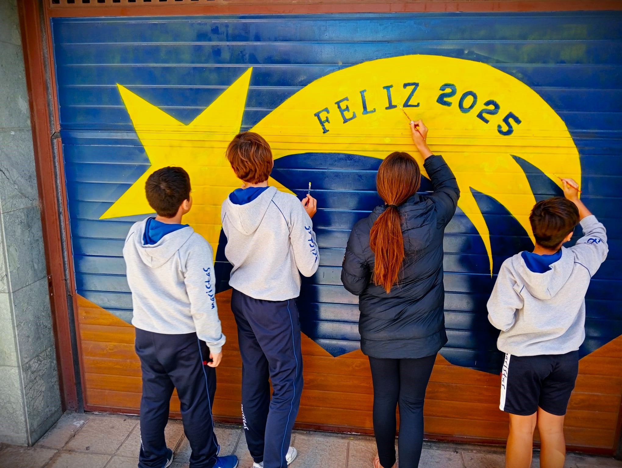 Alumnos del colegio Maristas San José pintando el mural. | LNC