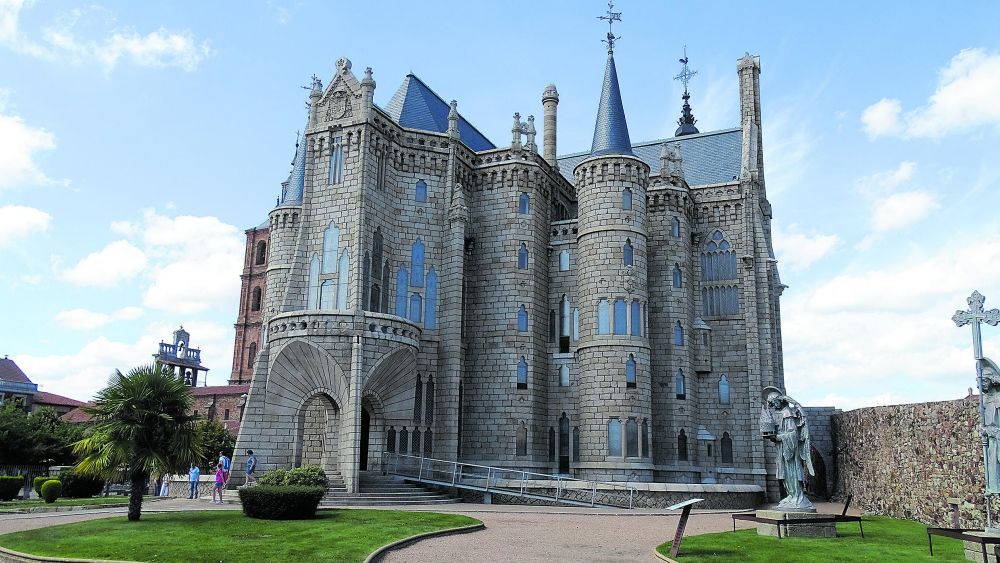 El Palacio de Gaudí, en la imagen, es uno de los monumentos más simbólicos de la ciudad. 