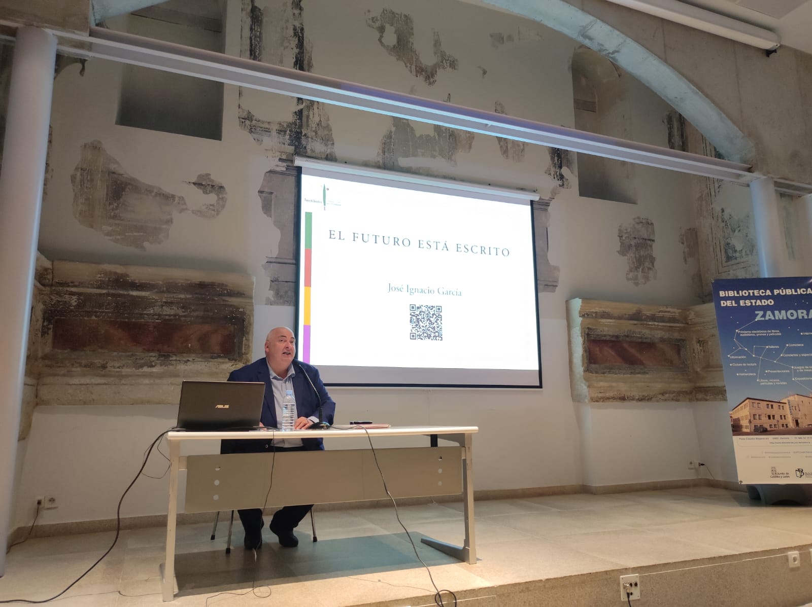 Una imagen del escritor y crítico literario, José Ignacio García, durante una de sus conferencias en Zamora. | L.N.C.