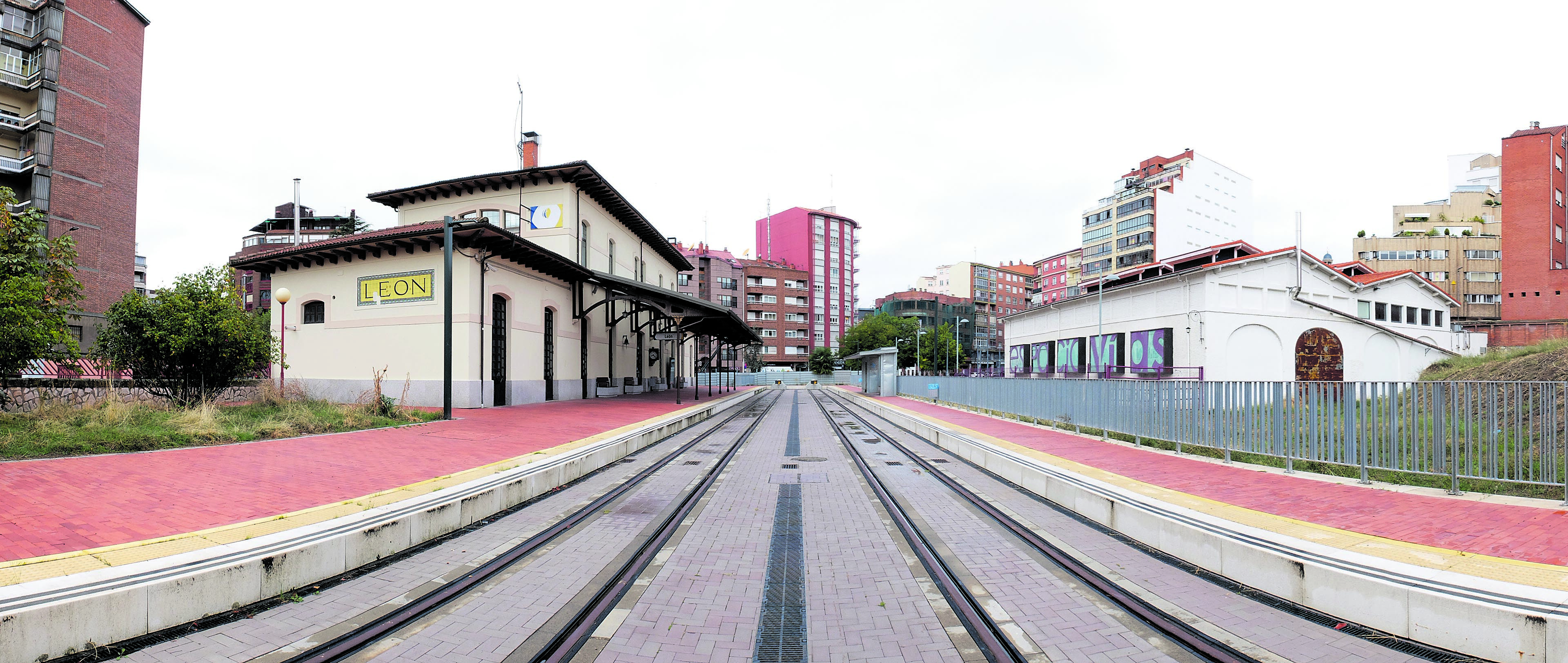 Plataforma tranviaria y andenes de la estación de Feve en Padre Isla. | MAURICIO PEÑA