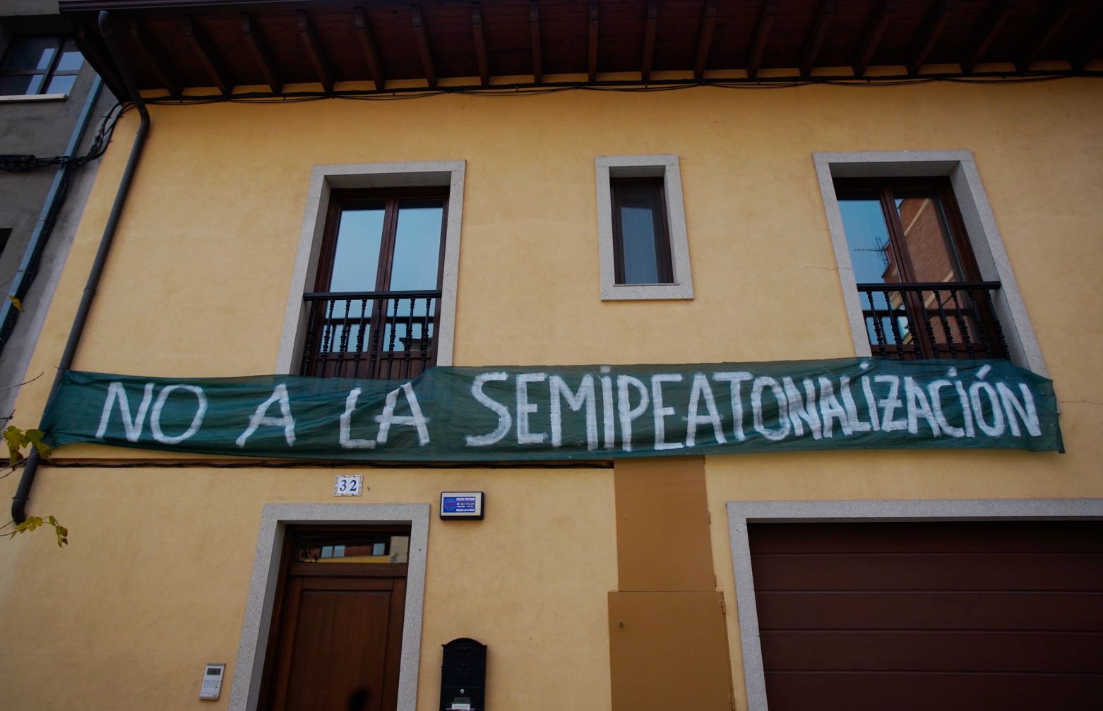 Pancartas contra el proyecto de semipeatonalización de la avenida del Castillo. | César Sánchez (Ical)