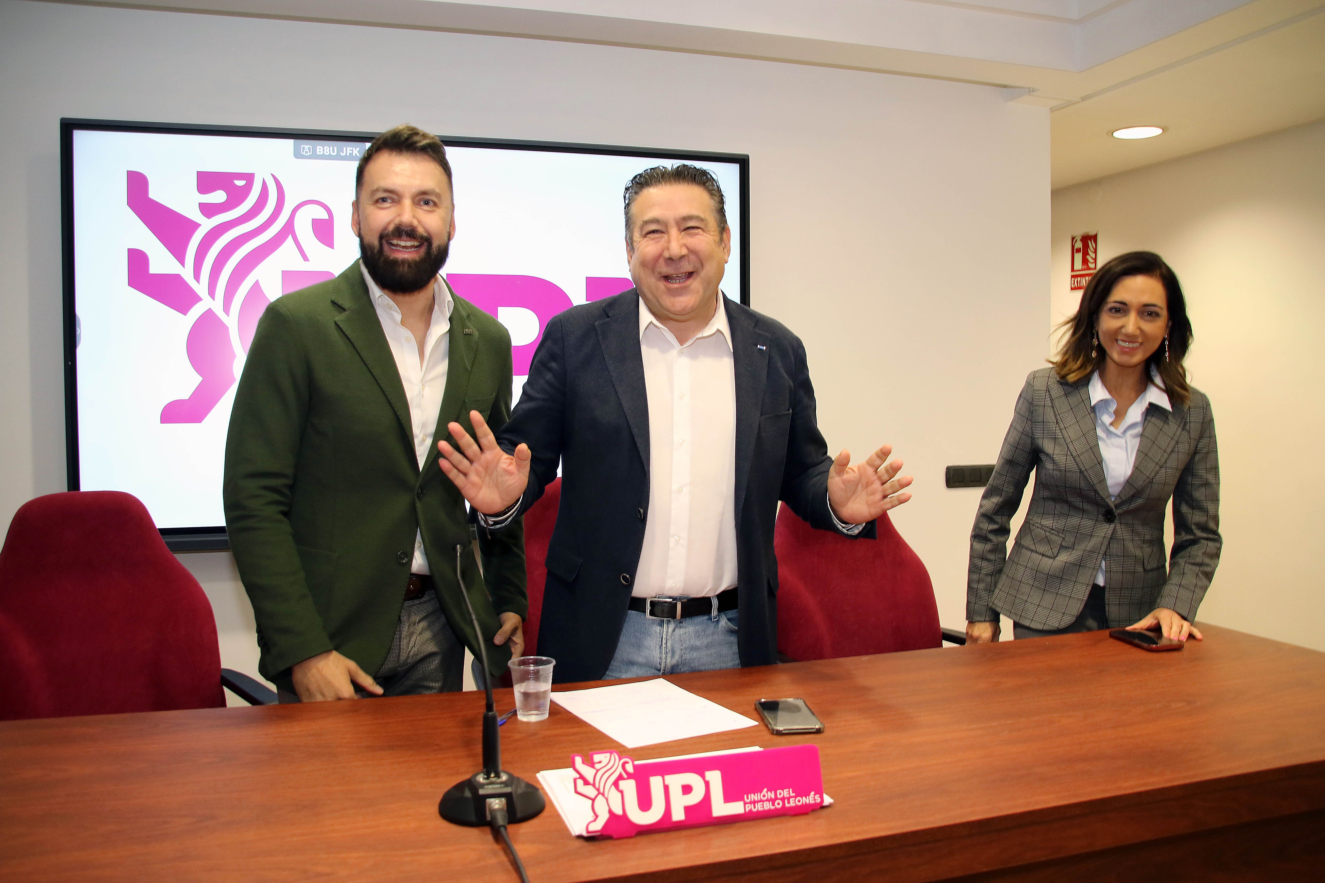 Santos, junto los procuradores Alicia Gallego y José Ramón García, este viernes en la sede de UPL. | PEIO GARCÍA (ICAL)