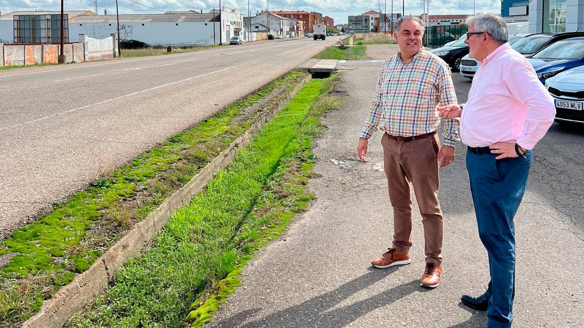 José Luis Nieto y Emilio Arroita en la zona que se harán las obras. | L.N.C.