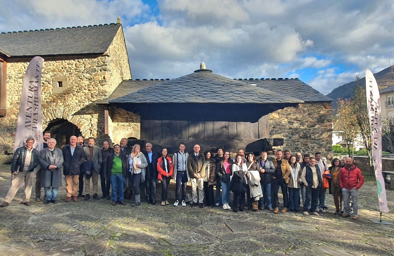 Foto de los participantes en este primer Simposium del Mastín Trashumante. | L.N.C.