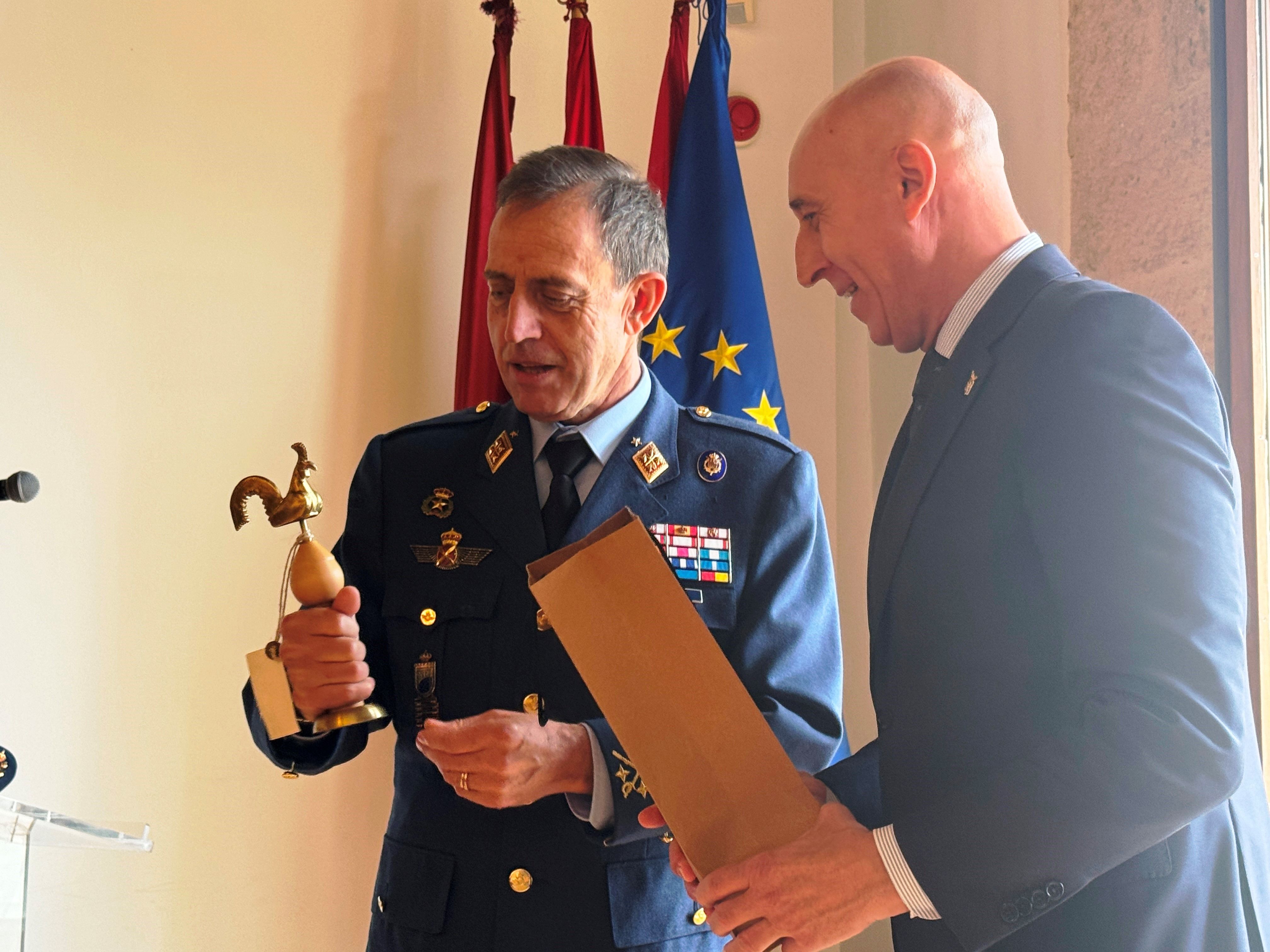 El alcalde de León, José Antonio Diez, entrega una réplica del gallo de San Isidoro al Jefe del Estado Mayor del Ejército del Aire. | L.N.C.