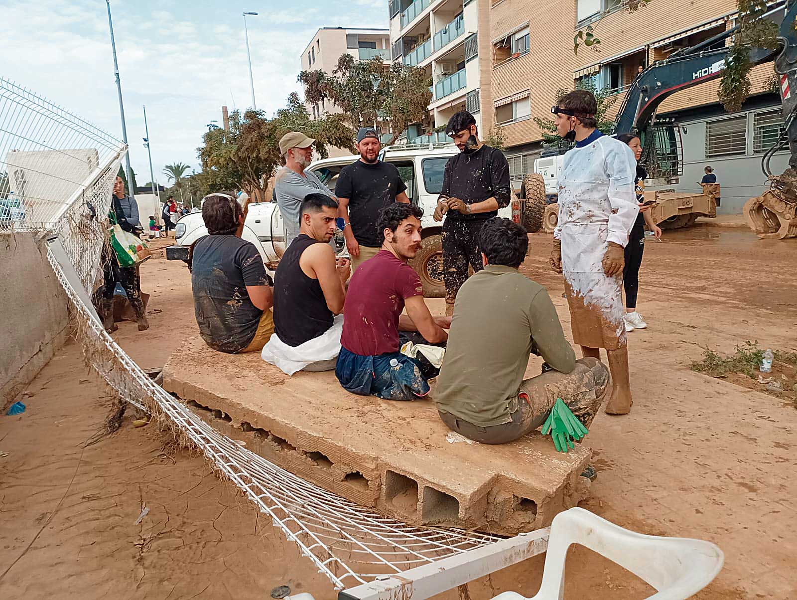 Vecinos de los pueblos afectados y voluntarios descansan donde pueden después de una dura jornada, algunos no tienen casa a la que regresar. | SOS 4x4