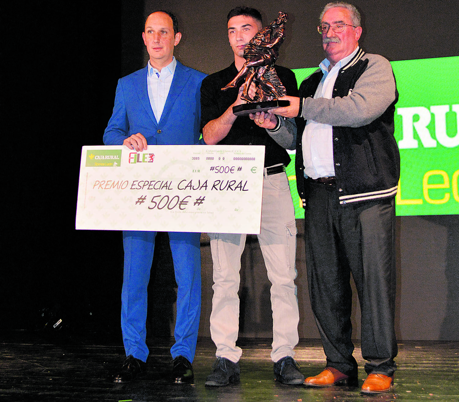 Mondelo recibe el premio.