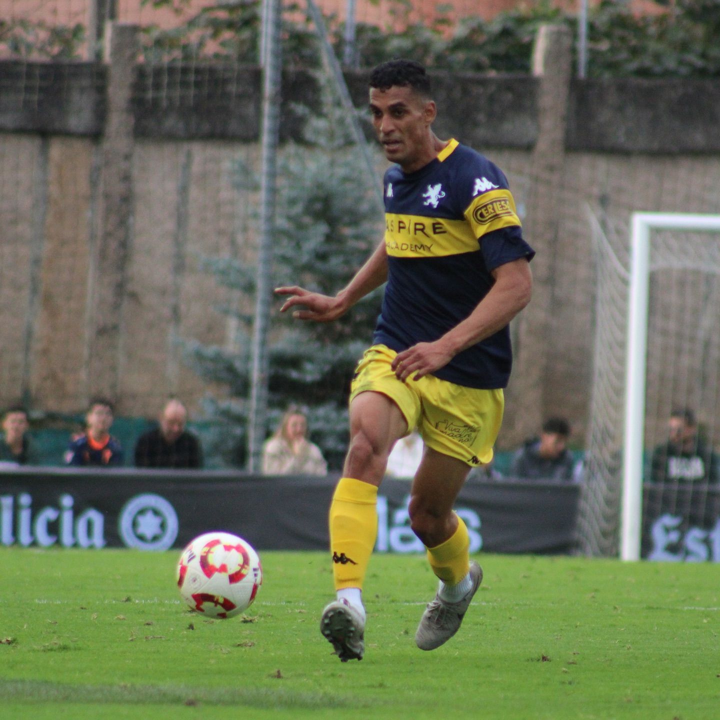 Víctor García da un pase ante el Celta B. | CYD