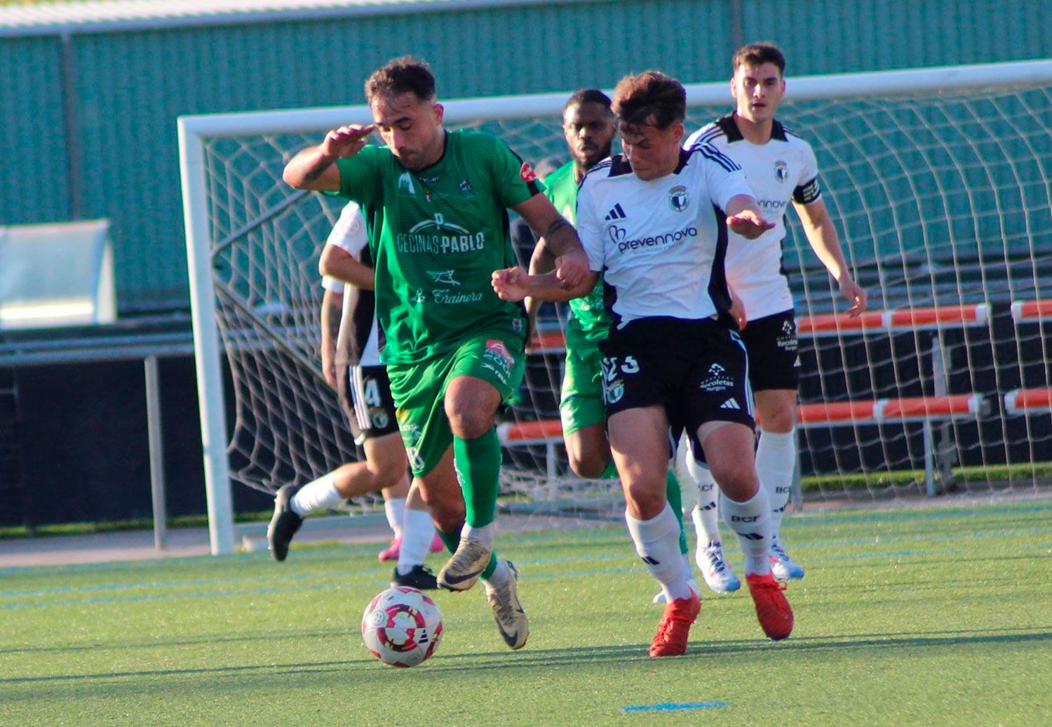 Javi Amor intenta llevarse el balón entre los defensores del Burgos Promesas. ATLETICOASTORGA