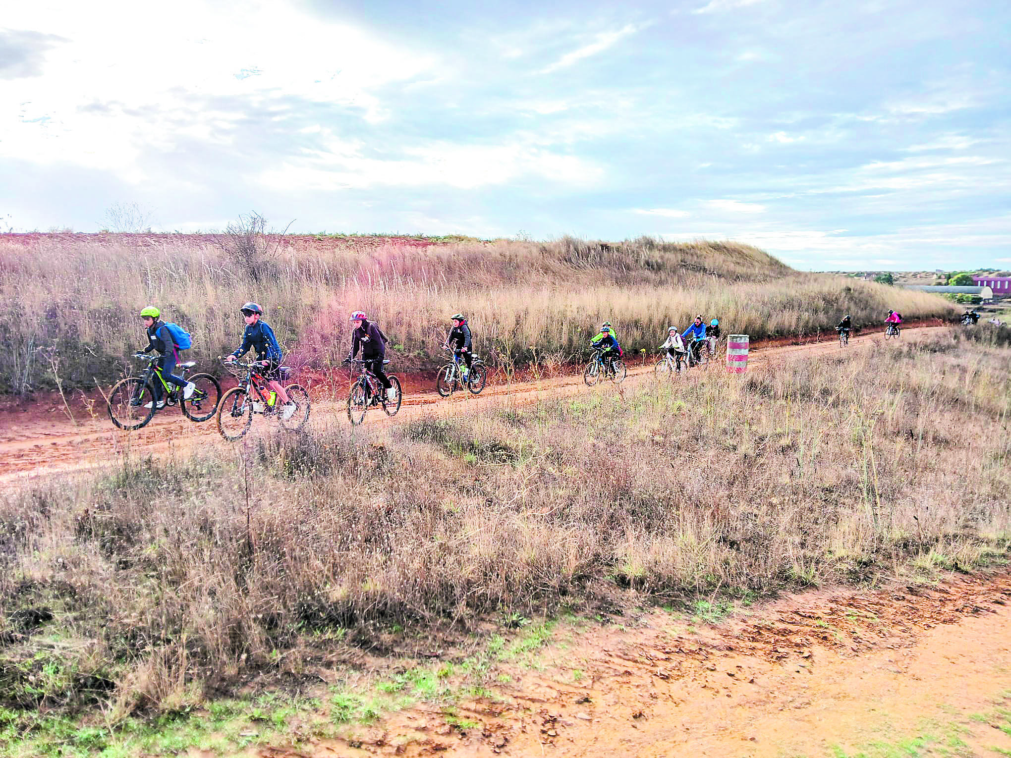 Algunos de los alumnos participantes en las jornadas durante el trayecto en bicicleta por los caminos y senderos del sur leonés. | L.N.C.