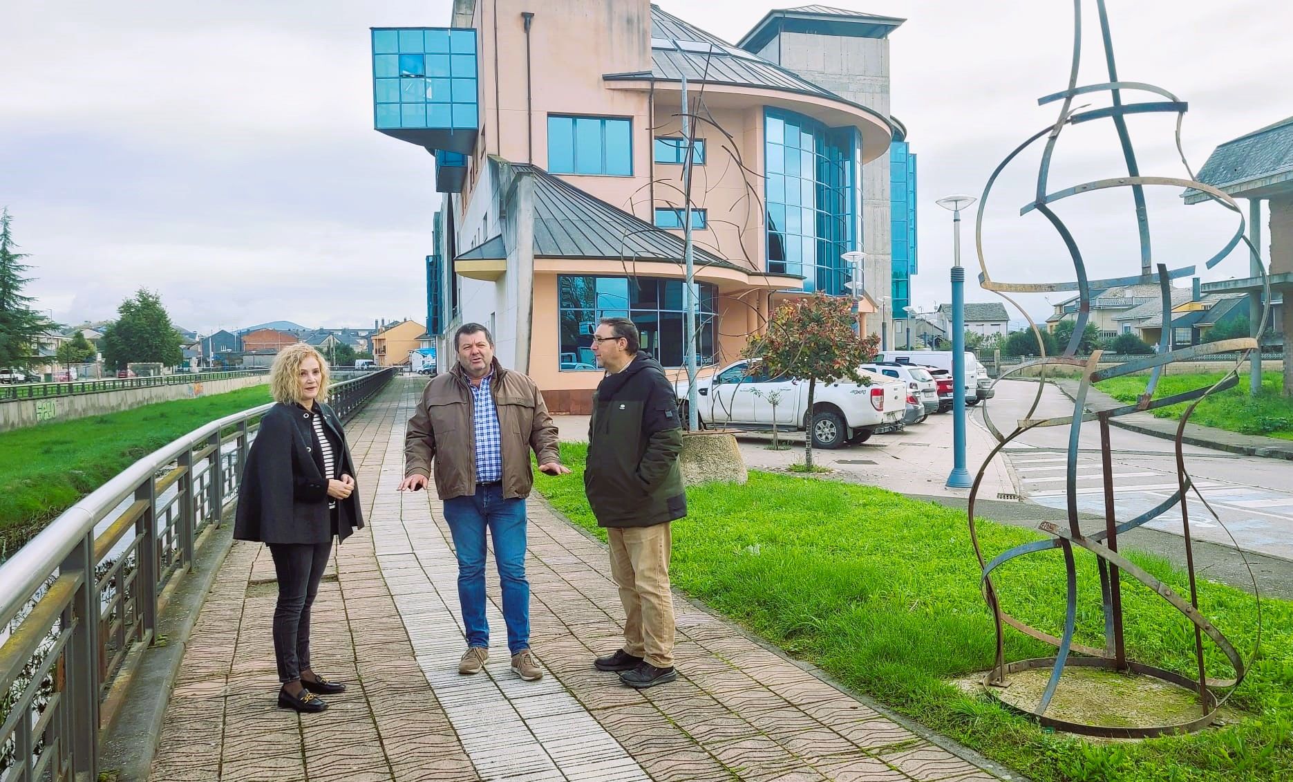 Silvia Franco y José Manuel Pereira acompañan al portavoz del PP en una visita reciente a Camponaraya.