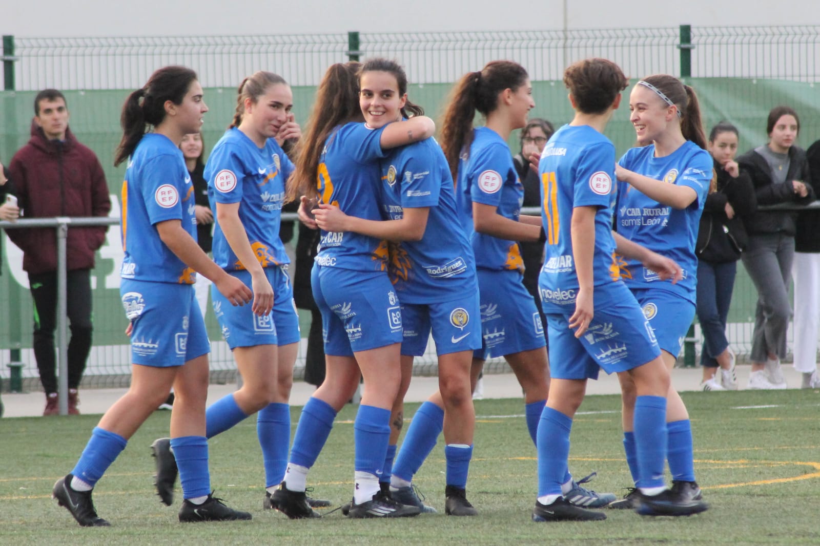 Las chicas del Olímpico celebrando uno de los goles contra el Sporting B | BEA FERNÁNDEZ