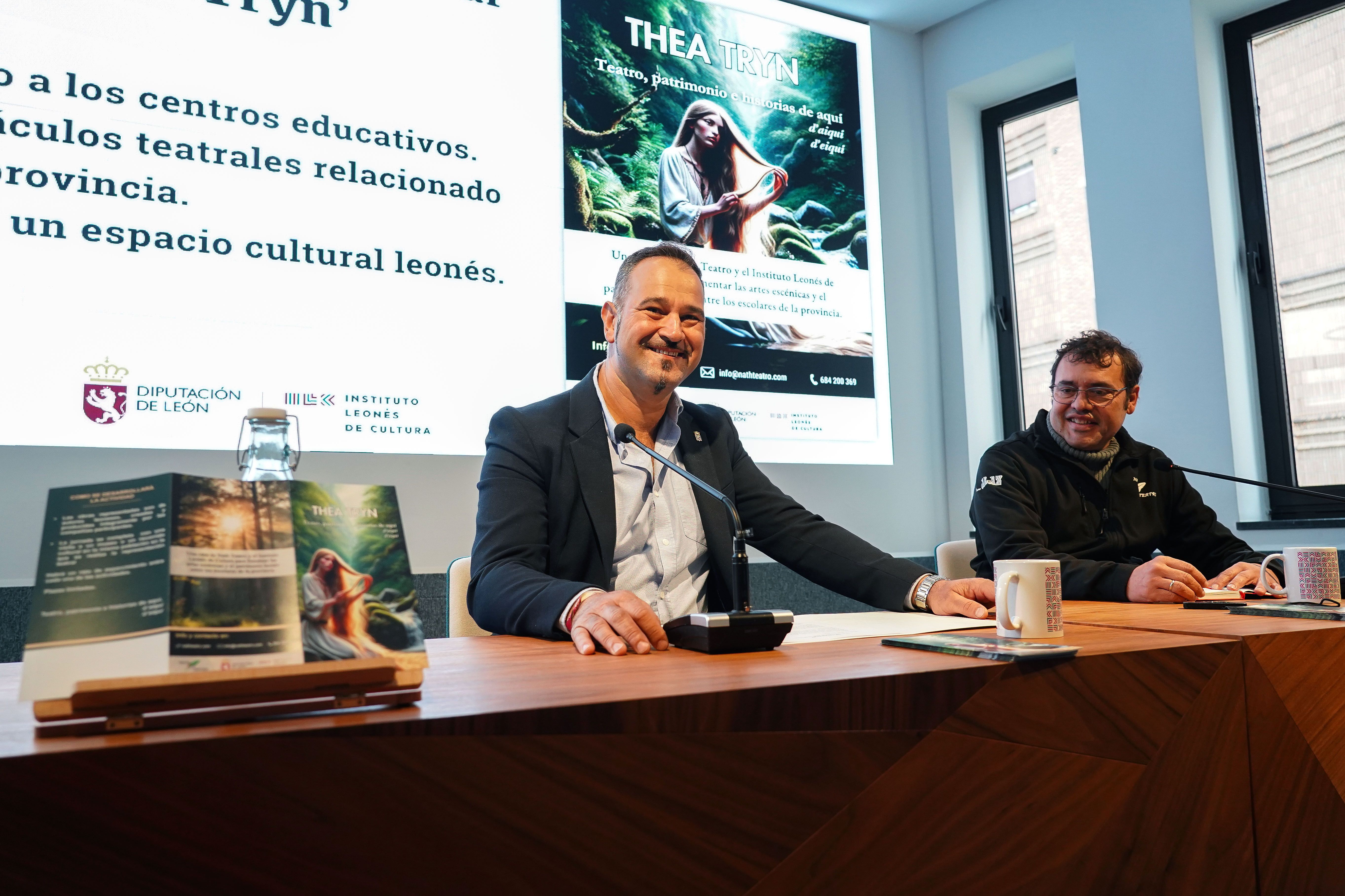 Emilio Martínez y Andrés Campelo presentaron la campaña 'Thea Tryn' en el ILC. | CAMPILLO (ICAL)