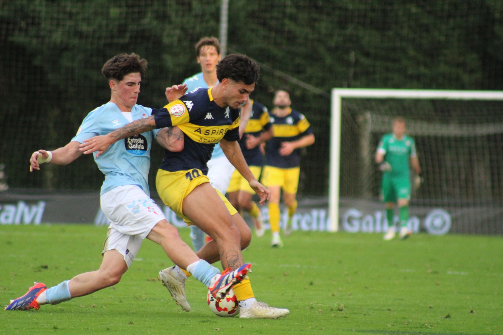 Escobar protege el balón ante el intento de robo del defensor del Celta B. CYD