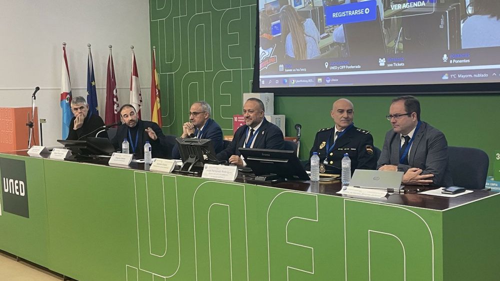 Inauguración de Cyberworking 2023 en el salón de actos de la UNED en Ponferrada. | Javier Fernández