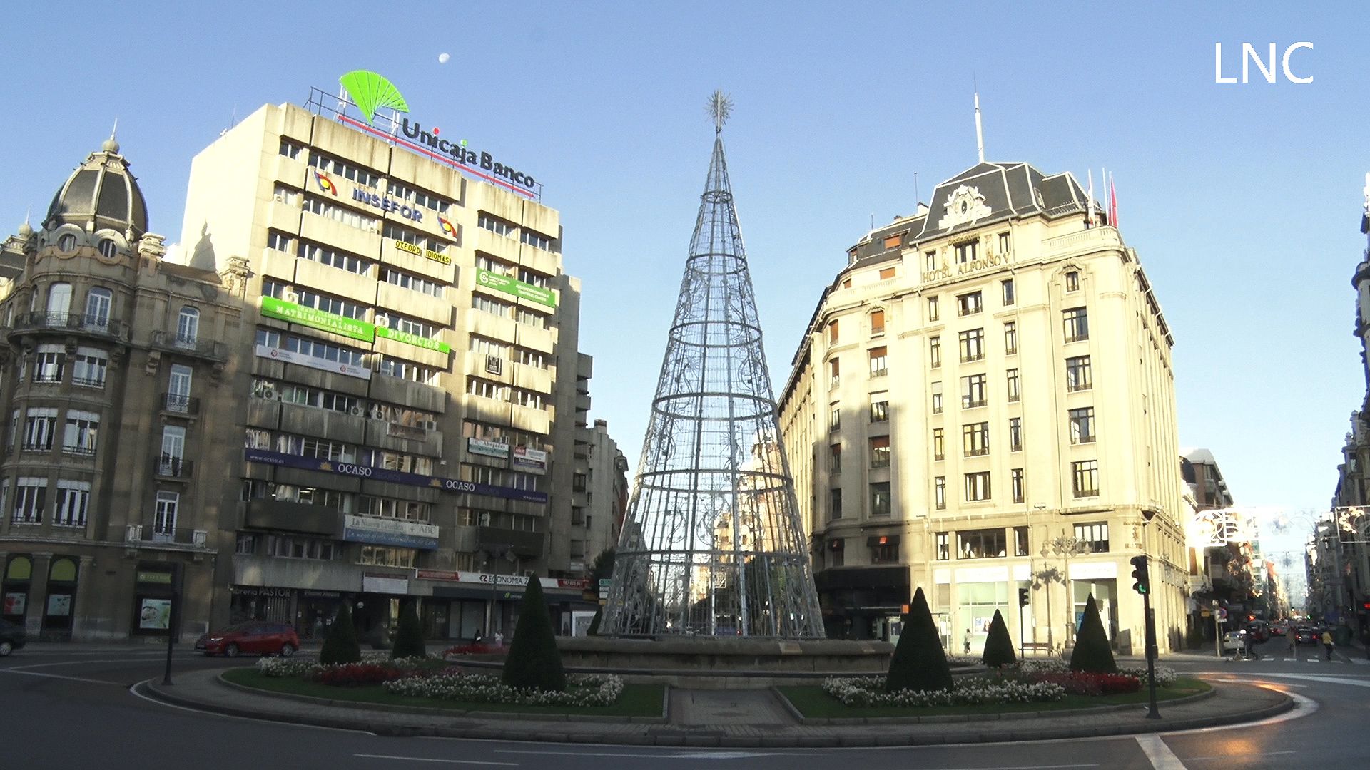 Instalación árbol de Navidad en León