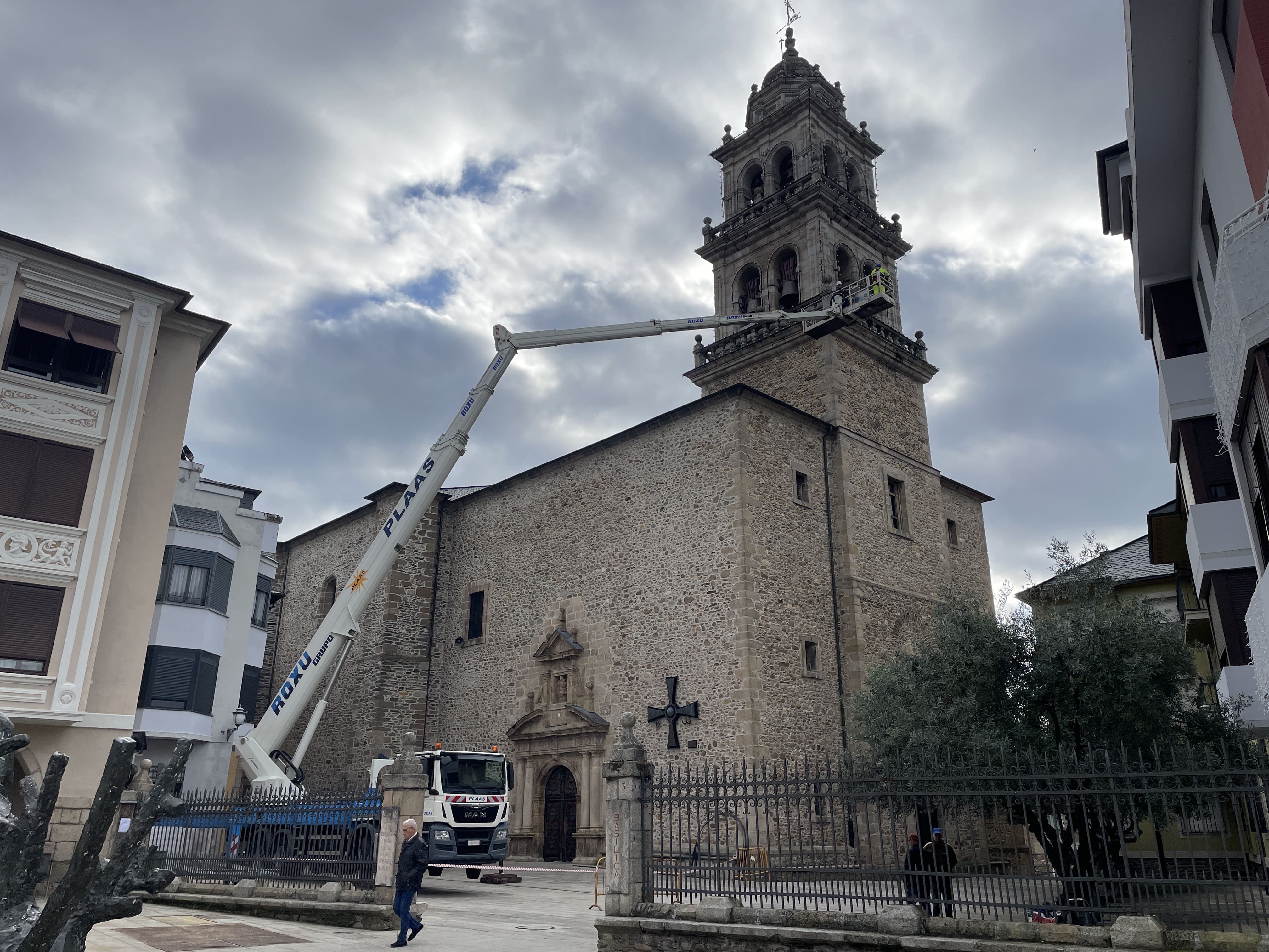 Operarios colocando las luces en la torre. | JAVIER FERNÁNDEZ