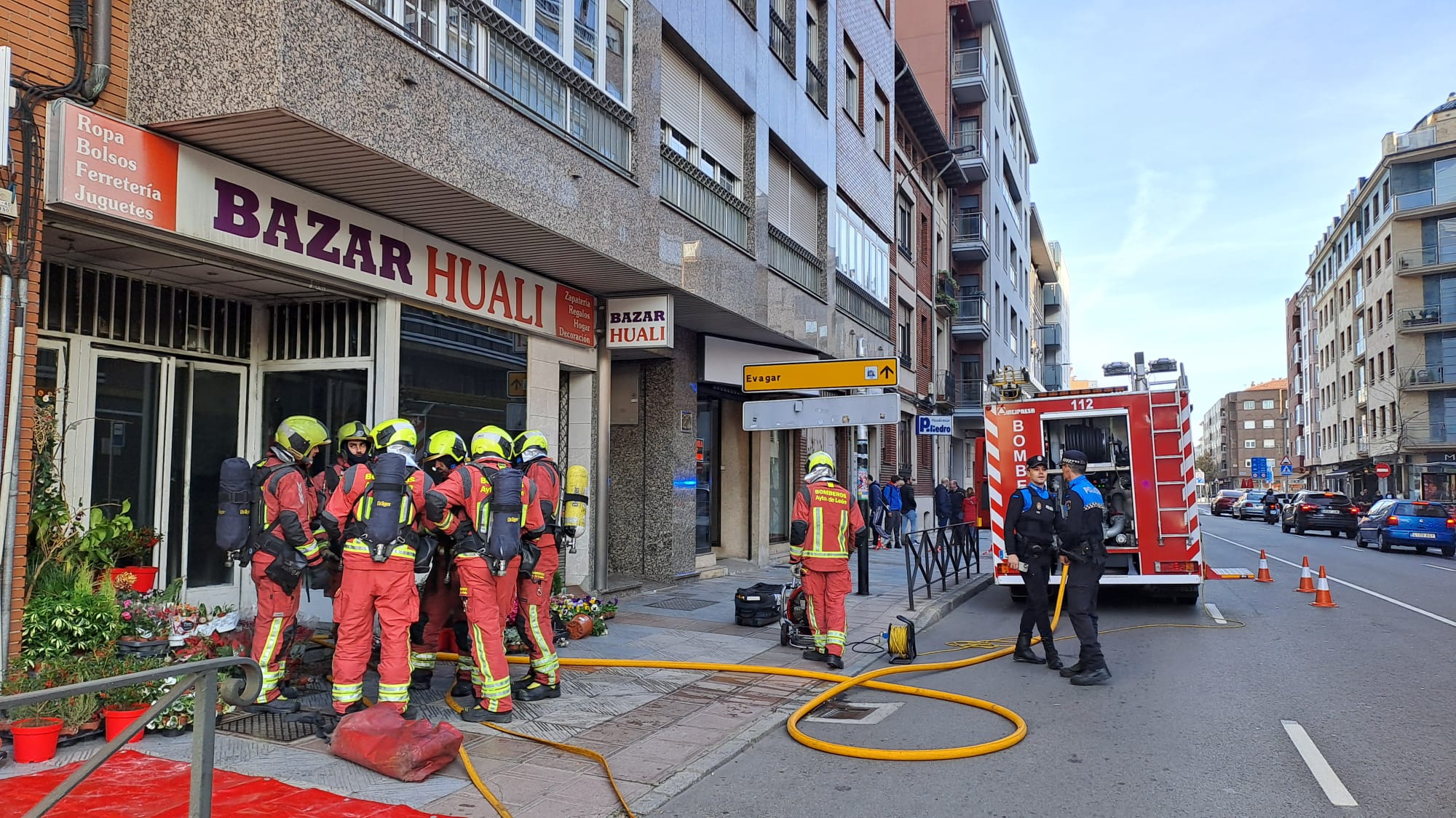 Los Bomberos de León han tenido que intervenir en el incendio. | LNC