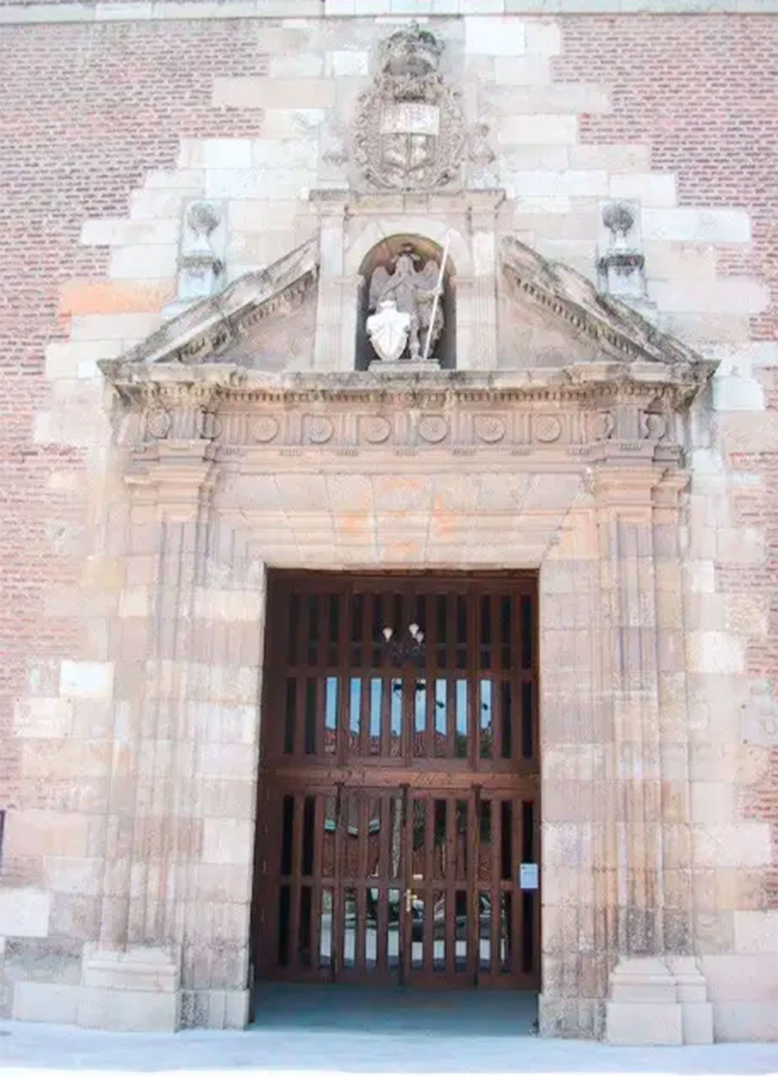 Puerta de la iglesia de Santa Marina la Real.