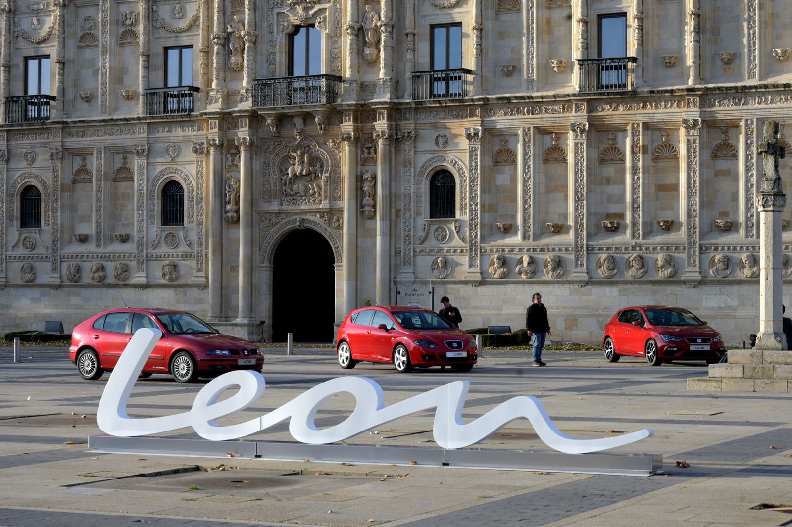 Las diferentes generaciones de Seat León lucen frente al Parador de San Marcos. | MAURICIO PEÑA