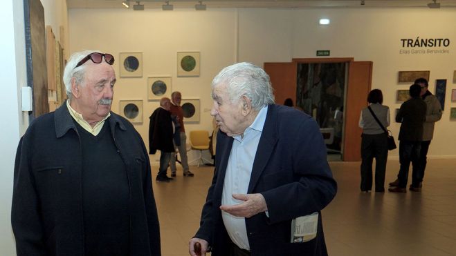 El artista Elías García Benavides y el poeta Antonio Gamoneda conversando sobre la exposición. VICENTE GARCÍA