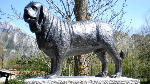 Monumento al mastín leones, en La Vega de Robledo.| GREGORIO FERNÁNDEZ CASTAÑÓN